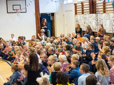 Børn til morgensamling på Nørholm skole